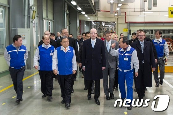 보후슬라프 소보트카 체코 총리(왼쪽 4번째)와 강병중 회장(왼쪽 3번째)이 넥센타이어 창녕공장을 수행원들과 함께 둘러 보고 있다. <넥센타이어 제공> ⓒ News1