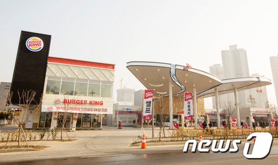 SK네트웍스(대표 문종훈)는 국제도시로 최근 주목받고 있는 인천 송도에 첫 SK주요소인 &acute;송도행복주유소&acute;를 오픈했다고 6일 밝혔다.(SK네트웍스 제공) ⓒ News1