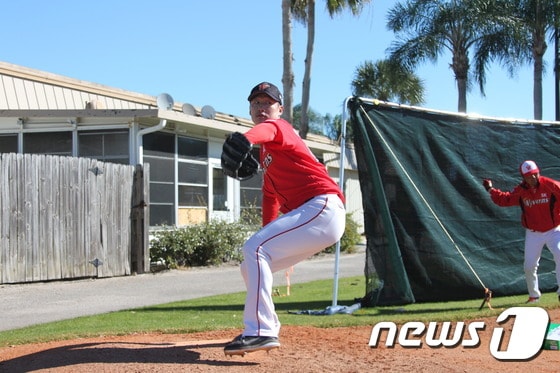 SK 와이번스 여건욱이 4일 팀 홍백전에서 투구하고 있다(SK 와이번스 제공).ⓒ News1
