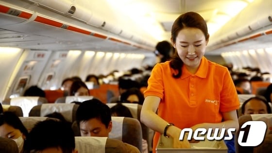 제주항공 승무원 1기, 10년만에 초기 유니폼 입고 서비스(제주항공 제공)ⓒ News1