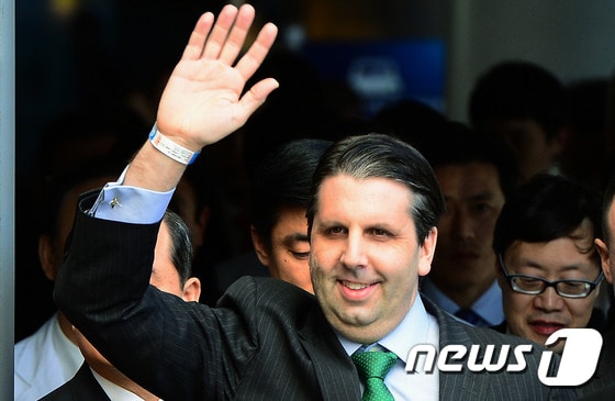 마크 리퍼트 주한미국대사가 10일 오후 서울 서대문구 신촌세브란스병원에서 퇴원하며 손을 흔들고 있다. ⓒ News1 박정호 기자