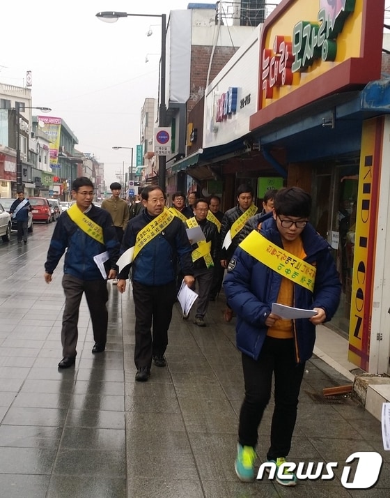 전남 나주시는 공무원 복지포인트 사용대상을 지역상가 전역으로 확대하고, 나주사랑상품권 의무 구입액을 증액하기로 했다. 사진은 나주사랑상품권 홍보 모습.(전남 나주시 제공)2015.3.12. ⓒ News1