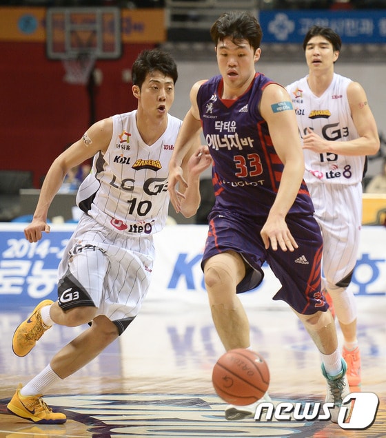 새 시즌 프로농구에서는 플라핑 파울과 U파울 통합 되는 등의 변화가 생긴다. ⓒ News1