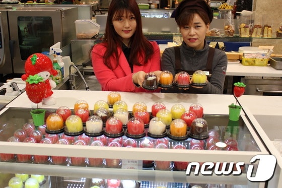 롯데백화점 전주점은 지하1층 식품매장에서는 봄맞이 결혼식이나 돌찬치 답례품으로 큰 인기를 끌고 있는 얌얌모찌를 16일부터 판매하고 있다. 2015.03.16/뉴스1 ⓒ News1 이종호 기자