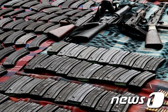 멕시코 경찰이 마약범죄단으로부터 압수한 AK-47등 소총과 탄약들.ⓒ AFP=뉴스1