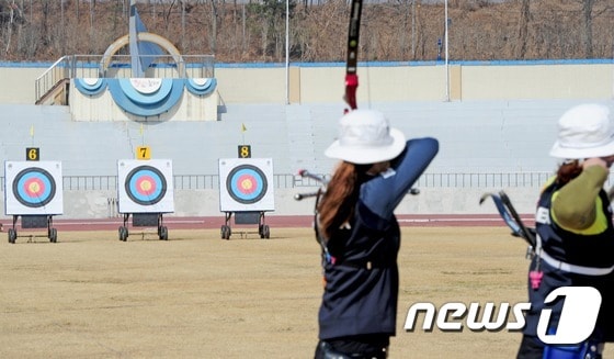 과녁을 향해 활 시위를 당기는 양궁선수들./뉴스1 ⓒ News1