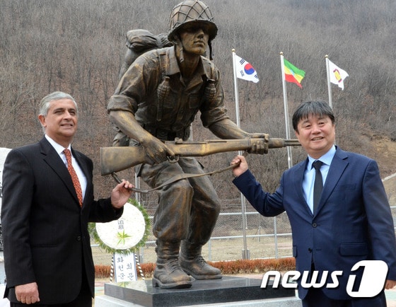 최문순 화천군수와 티토 피니야(Tito Pinilla) 콜롬비아 주한대사가 상서면 마현리 6.25 참전국 적근산지구 전투 기념공원에서 기념촬영을 하고 있다.   ⓒ News1 황준 기자
