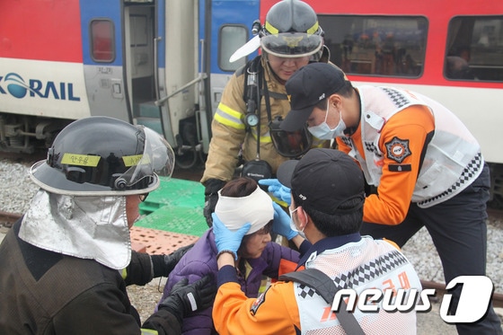 17일 원주역에서 원주소방서 대원들이 열차사고 현장을 가상해 인명을 구조하는 ‘긴급구조통제단 불시출동훈련’을 실시하고 있다. 이날 훈련은 원주시청, 원주역, 원주경찰서, 보건소, 한전 등 유관기관에서 참여했다. 2015.03.17/뉴스1 ⓒ News1 권혜민 기자