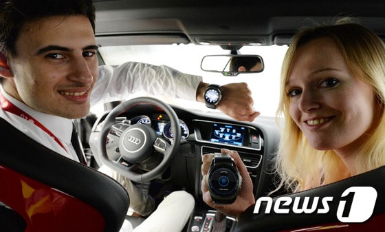 LG전자는 아우디와 협업을 통해 이번 MWC에서 열쇠 없이 시동을 걸고 끄는 등 웨어러블 기기와 자동차 간 연동 기능을 선보였다. (LG전자 제공) 2015.3.2/뉴스1 ⓒ News1 