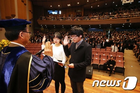 KAIST 신입생 대표 류자영 양과 송윤민 군이 선서를 하고 있다.ⓒ News1