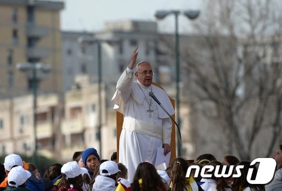 21일(현지시간) 이타리아 3대 마피아 &acute;카모라&acute;의 근거지인 나폴리를 찾은 프란치스코 교황이 스캄피아에서 아이들에 둘러 싸인 채 메시지를 전하고 있다.ⓒ AFP=뉴스1