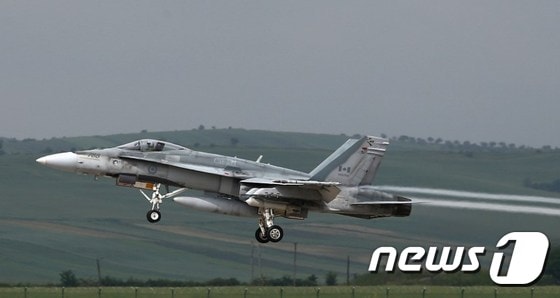 캐나다 공군 소속 F-18 호넷 전투기.ⓒ AFP=뉴스1 2015.03.24/뉴스1 ⓒ News1