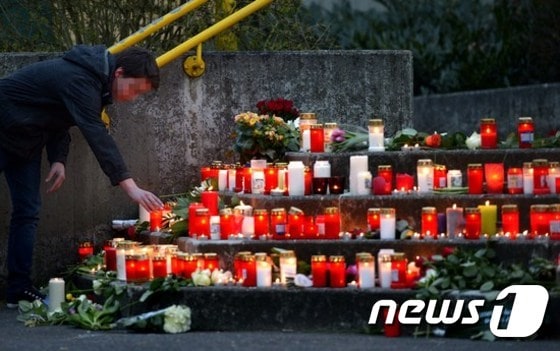 24일(현지시간) 프랑스 남부에서 추락한 독일 저먼 윙스 항공기의 탑승객인 십대 청소년 16명이 다녔던 요제프 쾨니히 고등학교의 교내 계단에 추모꽃다발과 촛불이 놓여있다. AFP=news1