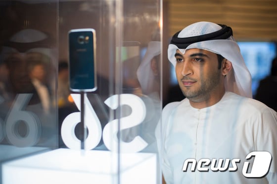 두바이에서 열린 삼성전자 갤럭시 S6, 갤럭시 S6 엣지 월드투어 행사에서 참석자들이 제품을 체험하는 모습 ⓒ News1