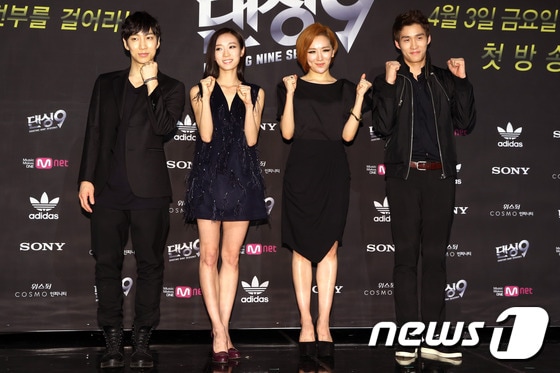 레드윙즈 정예맴버 댄서 하휘동, 최수진, 이루다, 이선태(왼쪽부터)가 26일 오후 서울 마포구 상암동 CJ E&M센터에서 열린 Mnet '댄싱9 시즌3 올스타전' 제작발표회에서 포토타임을 갖고 있다. 2015.3.26 스타뉴스/뉴스1