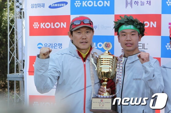 서울체고 장동영 감독(왼쪽)과 박준혁이 28일 제31회 코오롱구간마라톤대회 고교부 정상에 오른 뒤 포즈를 취하고 있다. (대한육상경기연맹 제공) ⓒ News1