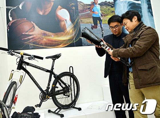 효성이 전라북도 전주에 만든 창조경제혁신센터 탄소전시관에 전시된 탄소섬유 의족ⓒ News1