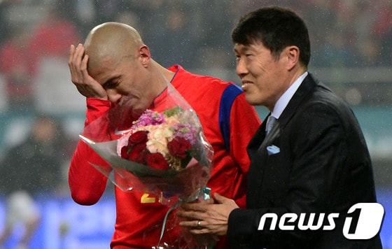 축구대표팀 차두리가 31일 오후 마포구 상암동 서울월드컵경기장에서 열린 대한민국과 뉴질랜드의 축구대표팀 평가전 하프타임에 가진 대표팀 은퇴식에서 부친 차범근 해설위원에게 꽃다발을 받고 있다. 2015.3.31/뉴스1 ⓒ News1 박정호 기자