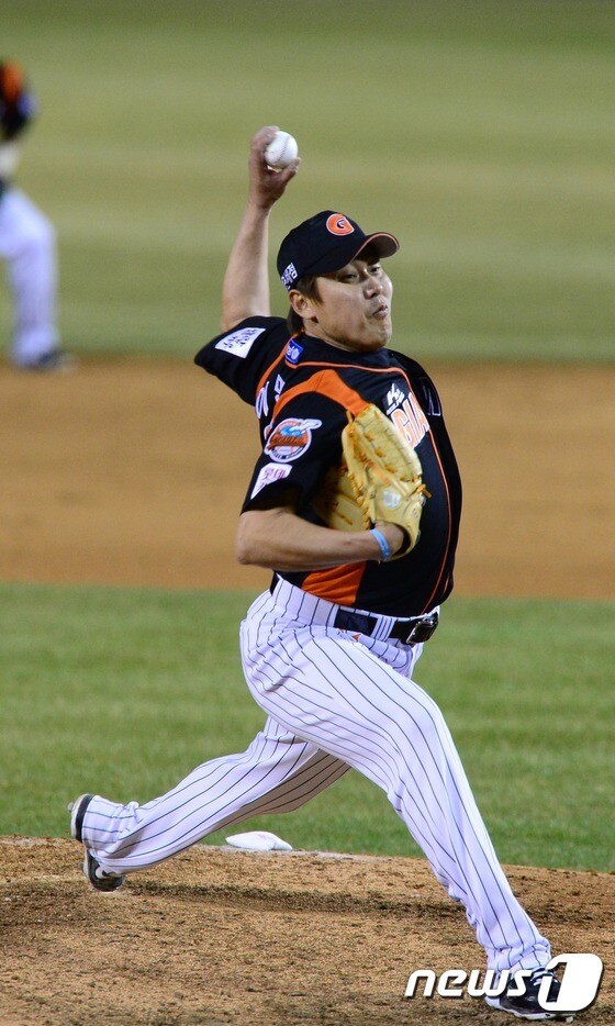 롯데 자이언츠의 이명우가 10일 잠실구장에서 열리는 2016 타이어뱅크 KBO리그 두산 베어스전에서 올 시즌 처음으로 선발 등판한다.ⓒ News1 양동욱 기자