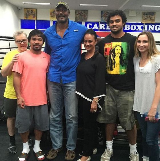 미국프로농구(NBA) 스타 칼 말론(왼쪽에서 세 번째)이 10일(한국시간) 매니 파퀴아오(필리핀·왼쪽에서 두 번째)를 방문해 격려했다. (파퀴아오 인스타그램 캡처)ⓒ News1