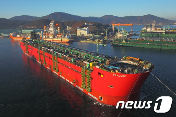 삼성중공업이 건조하고 있는 세계 최대 규모의 LNG-FPSO(FLNG, 부유식 액화천연가스 생산·저장·하역 설비).ⓒ News1