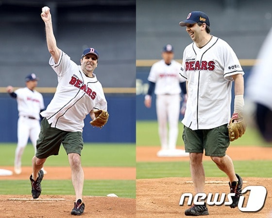 마크 리퍼트 주한 미국대사가 18일 잠실구장에서 열린 두산-롯데전에서 시구를 하고 있다(두산 베어스 제공).ⓒ News1