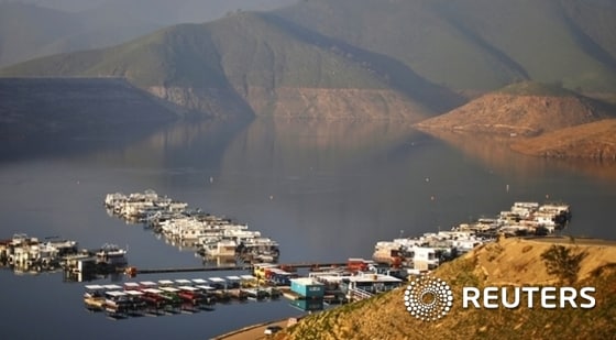 미국 캘리포니아주의 제리 브라운 주지사는 1일(현지시간) 몇년째 계속되는 극심한 가뭄에 따른 물부족 사태 해결을 위해 최초로 주 전체에 물사용량을 25% 줄일 것을 명령하는 의무제한조치를 취했다. 사진은 지난 1월17일 레몬 코브에 위치한 카웨이호수의 선상가옥들이 수위가 줄면서 최고수위표시 훨씬 아래에 위치해 있다. ⓒ News1 이기창