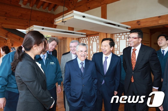 사우디아라비아 국영 석유회사이자 S-OIL의 최대 지주인 Aramco(아람코)의 이사진들이 21일 울산 현대중공업과 S-OIL을 방문했다. 이들은 이날 김기현 울산시장과도 만나 향후 석유 화학분야 및 조선 해양분야 투자 확대를 논의했다. 2015.04.21/뉴스1 ⓒ News1 이상길 기자