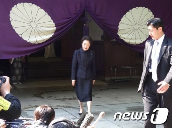 야마타니 에리코(山谷えり子) 국가공안위원장이 23일 야스쿠니(靖国) 신사를 참배했다. 아베 내각 각료가 올해 춘계 예대제 기간에 야스쿠니를 참배한 것은 야마타니 위원장이 처음이다. AFP=뉴스1