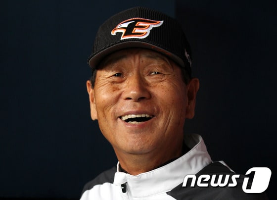 한화 이글스의 사령탑 김성근 감독(73)이 29일 삼성 라이온즈와의 홈 경기에서 7-6으로 승리하면서 개인 통산 1300승의 고지를 밟았다. ⓒ News1 이동원 기자