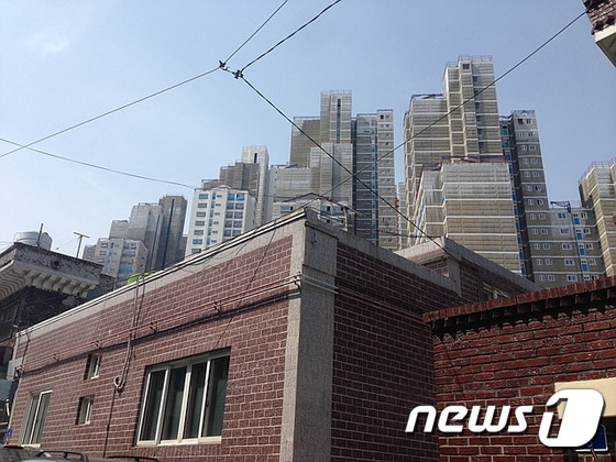 울산 동구 화정동 현대엠코타운 건설현장. 30층이 넘는 높은 건물들이 마을 한 가운데 솟아 있다.ⓒNews1 이상길 기자