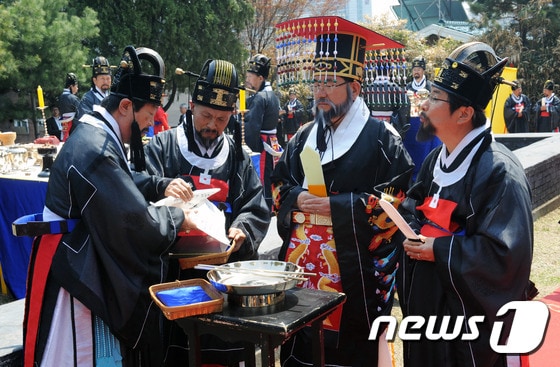 2013년 서울 동대문구 선농대제 행사에서 유덕열 구청장(왼쪽 세번째)이 제사를 봉행하고 있다.(동대문구 제공)ⓒ News1