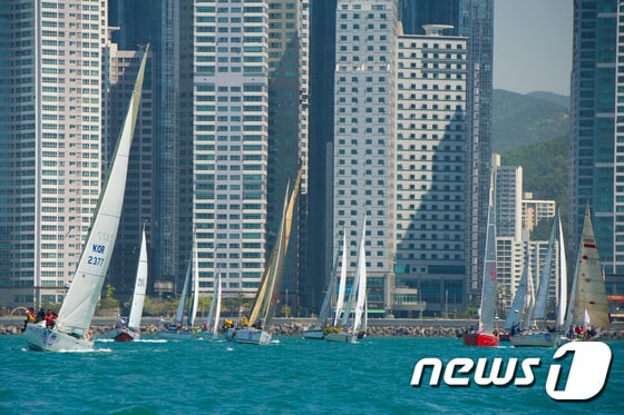 지난 4월 부산 해운대구 수영만 일원에서 '2015 부산 수퍼컵 국제요트대회'가 펼쳐지고 있는 모습.  / (부산=뉴스1) 이승배 기자 ⓒ News1