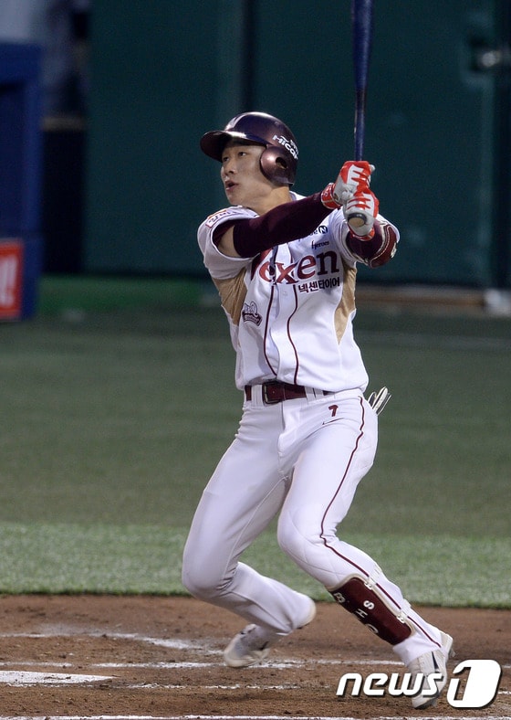 넥센 히어로즈의 김하성이 6일 두산 베어스와의 홈 경기에서 연장 10회 끝내기 홈런을 쳐 9-8 역전승을 이끌었다. ⓒ News1 이동원 기자
