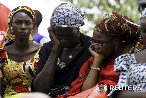 나이지리아 여성들이 지난해 치복시의 한 중학교에서 소녀들이 납치된 데 대해 슬퍼하고 있다. ⓒ로이터=뉴스1