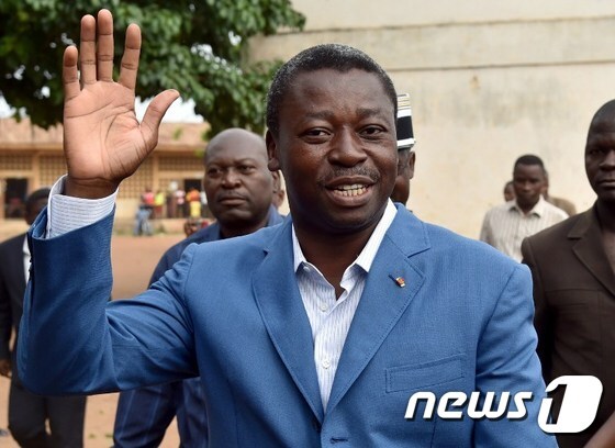 지지자들 향해 손 흔드는 포르 에소짐나 냐싱베 토고 대통령.ⓒ AFP=뉴스1