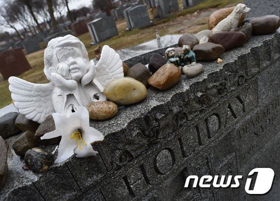 뉴욕에 위치한 빌리 홀리데이의 묘비위에 추모객들이 가져놓은 돌과 꽃이 놓여있다. ⓒAFP=News1