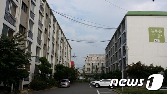 전주시 시설관리공단은 늘푸른마을 임대아파트 여성 거주자들의 주차 편의를 위해 7일부터 주차장 확충공사에 들어간다. 2015.04.07/뉴스1 ⓒ News1