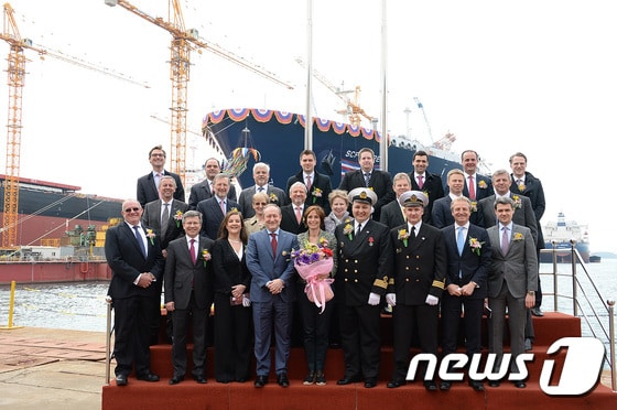 9일 STX조선해양에서 열린 170,200CBM급 LNG선 SCF MITRE호 명명식에 참석한 내빈들이 기념촬영을 하고 있다.ⓒ News1