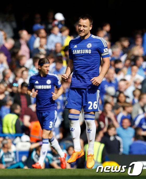 첼시의 존 테리가 11일(한국시간) 스탬포드 브릿지에서 열린 리버풀과의 경기에서 득점에 성공한 뒤 기뻐하고 있다. 이 골로 잉글랜드 프리미어리그(EPL) 통산 39호골을 기록한 테리는 EPL 역대 수비수들 가운데 최다 득점자로 올라섰다. ⓒ AFP=News1