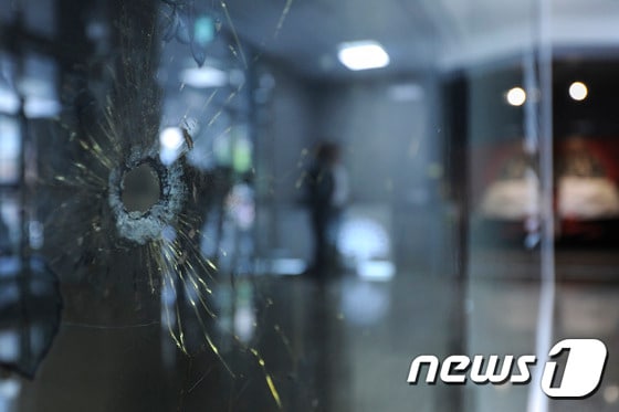 5·18 당시 광주 동구 금남로 광주은행 본점에 계엄군이 쏜 총탄이 유리창을 관통한 모습./뉴스1 DB ⓒ News1