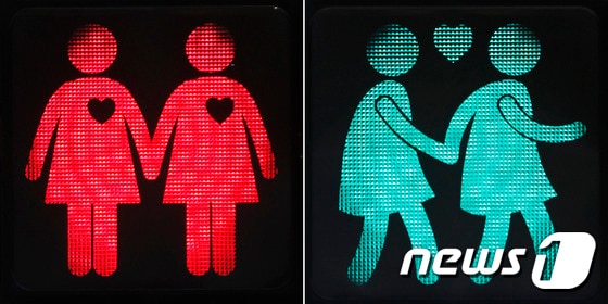 오스트리아 비엔나에 손을 맞잡은 게이·레즈비언 커플 모양 신호등이 등장했다. ⓒAFP=뉴스1