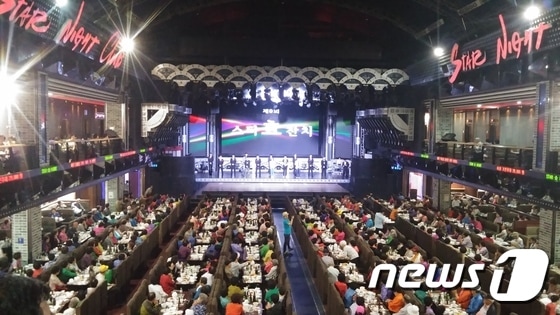 천안 스타돔나이트가 지역 노인을 초청해 효잔치를 펼치고 있다.ⓒ News1