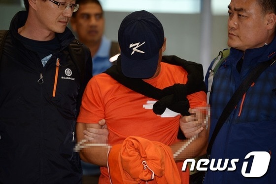 안양 환전소 살인사건 및 필리핀 연쇄 납치사건 피의자 김성곤이 한-필리핀 범죄인인도조약에 따라 13일 오후 인천국제공항을 통해 국내로 송환되고 있다. 김성곤은 공범 최세용, 김종석 등과 2007년 경기도 안양시 한 사설환전소에서 여직원을 살해한 뒤 필리핀으로 도주해 2008년부터 2012년까지 한국인 관광객 등을 상대로 납치·강도 등의 범행을 벌인 혐의를 받고 있다. 법무부는 불법총기소지 등의 혐의로 필리핀 감옥에서 복역 중인 김성곤을 현지 형 집행을 중지한 뒤 국내로 이송해 수사와 재판을 받도록 하는 임시인도 방식으로 이날 송환했다. 2015.5.13/뉴스1 ⓒ News1 정회성 기자