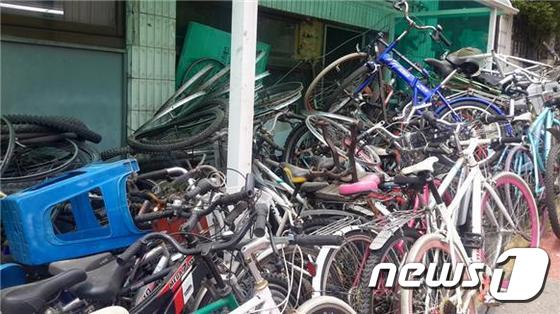 충북 청주상당경찰서는 14일 자전거 가게를 운영하며 상습적으로 자전거를 훔쳐 판매한 이모(54)씨를 상습절도 혐의로 구속했다고 밝혔다. 사진은 이씨의 상점에 쌓여있는 훔친 자전거들. 사진제공=청주 상당경찰서ⓒ News1