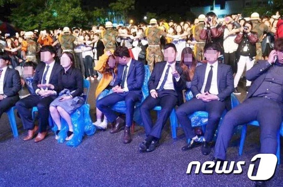 14일 강원지역 한 사립대학교 축제현장에서 총학생회 임원들이 학생회라는 직위를 이용해 좋은 자리에서 공연을 관람하는 특혜를 누렸다는 사진이 인터넷을 통해 퍼져 갑(甲)질 논란이 일고 있다. 사진은 각종 인터넷 게시판에 "흔한 대학 학생회의 위엄", ‘○○대 학생회장의 갑질’이란 제목으로 올라온 문제의 사진. (인터넷 게시판 화면 캡쳐) 2015.5.14/뉴스1 ⓒ News1 서근영 기자