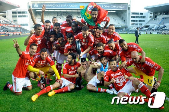벤피카가 18일(한국시간) 열린 비토리아 기마랑스와의 경기에서 무승부를 기록하며 포르투갈 프리메이리가 2연패를 달성한 뒤 기뻐하고 있다. ⓒ AFP=News1