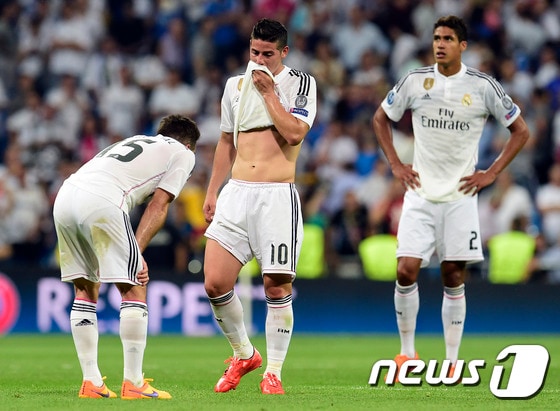레알 마드리드가 지난 14일 유벤투스와의 경기와 비기며 유럽축구연맹(UEFA) 챔피언스리그 결승행에 실패한 뒤 좌절하고 있다. 챔피언스리그 결승 진출과 리그 우승에 실패한 레알 마드리드는 다음 시즌 챔피언스리그 2번 시드를 받는다. ⓒ AFP=News1