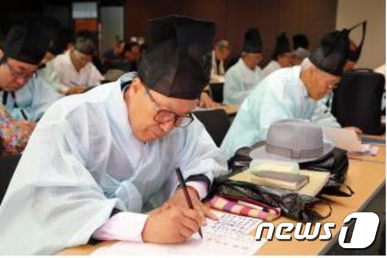 한시대회에 참가자가 시제에 따라 시를 짓고 있다.(전주시제공)2015.5.20/뉴스1ⓒ News1