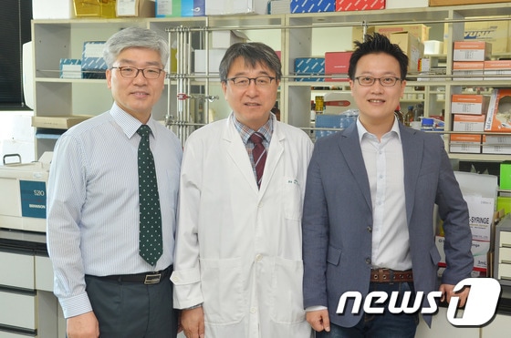 왼쪽부터 건양의대 미생물학교실 유영춘, 생화학교실 이경복, 해부학교실 한승연 교수 ⓒ News1